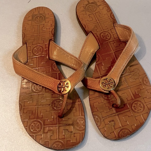 Tory Burch Tan Patent THORA Gold Logo Flip Flop Sandal US 7 M - Picture 2 of 9